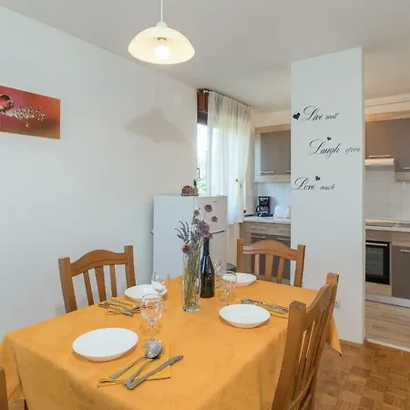 Maestral Apartment *